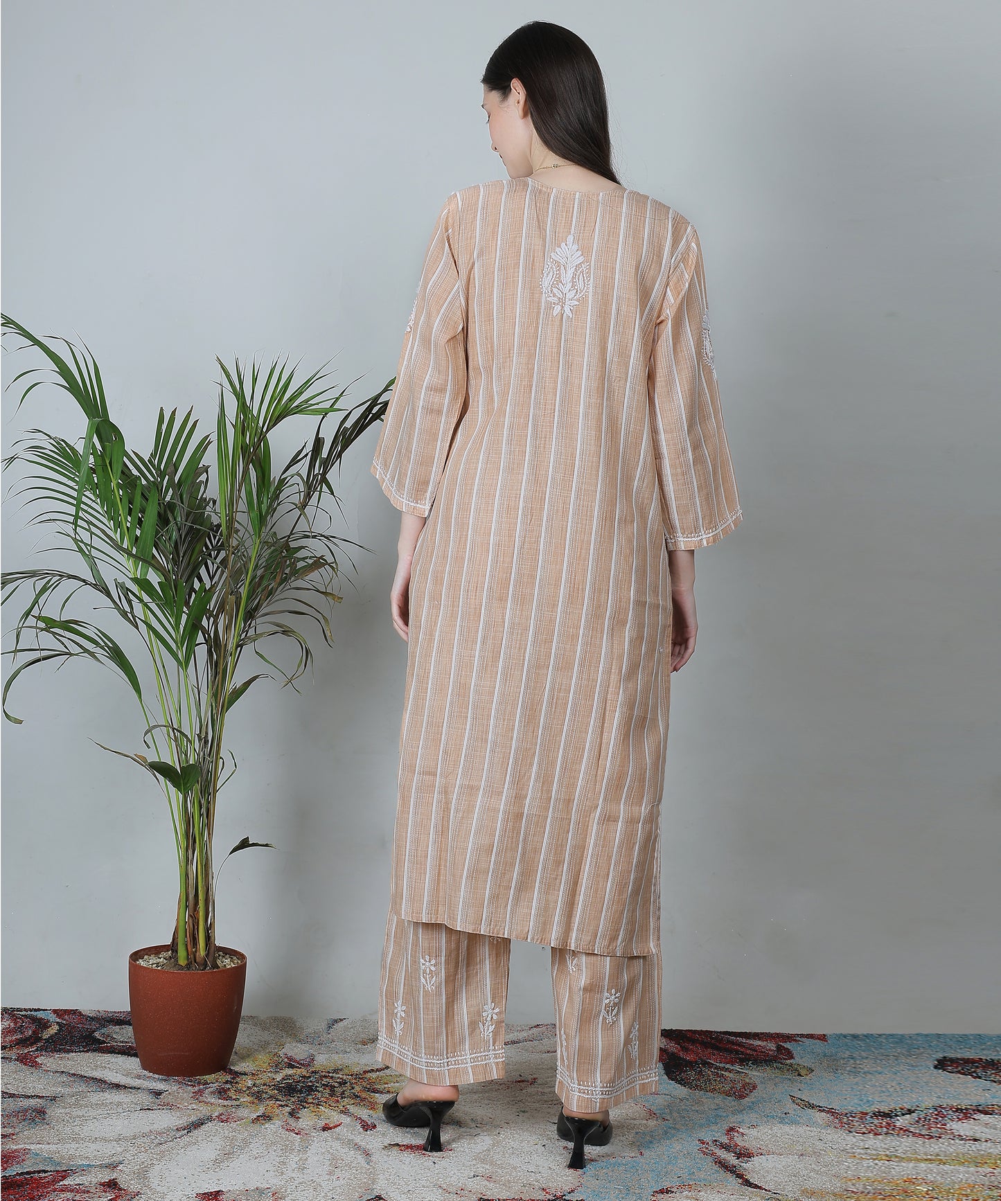 Womens Hand-Embroidered Chikankari Cotton Kurti and Pant 2610